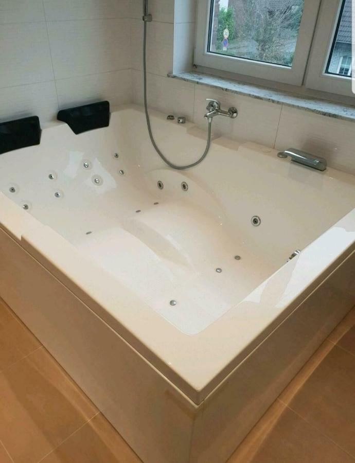Ferienwohnung Mit Jacuzzi Naehe Flughafen Koeln Bonn Тройсдорф Екстер'єр фото